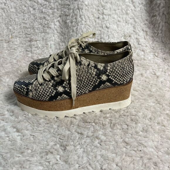 Steve Madden Shoes - Steve Madden Korrie Lace-Up snake skin print Beige & gray Platform Sneakers SZ10